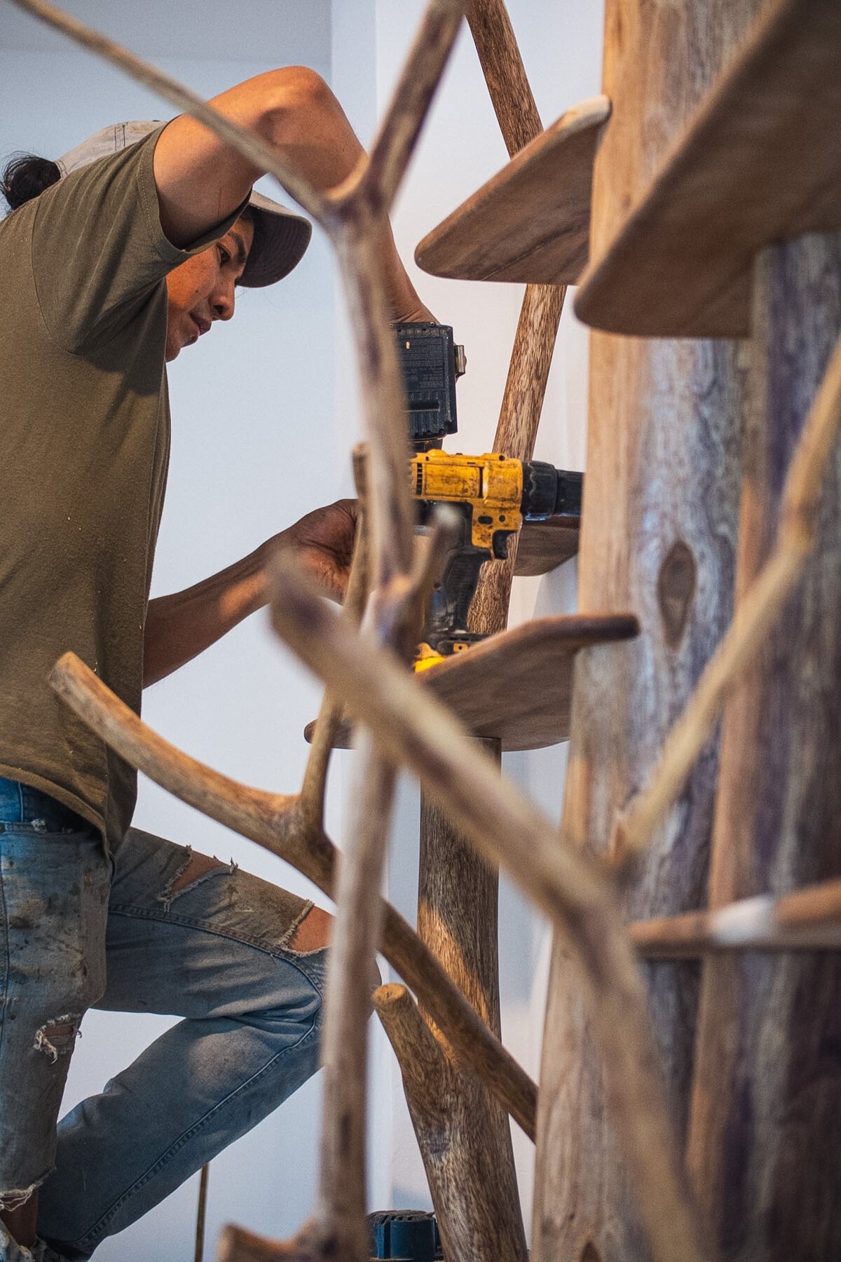 Repisa escultórica de madera tallada a mano, carpintería artesanal Xécora Studio