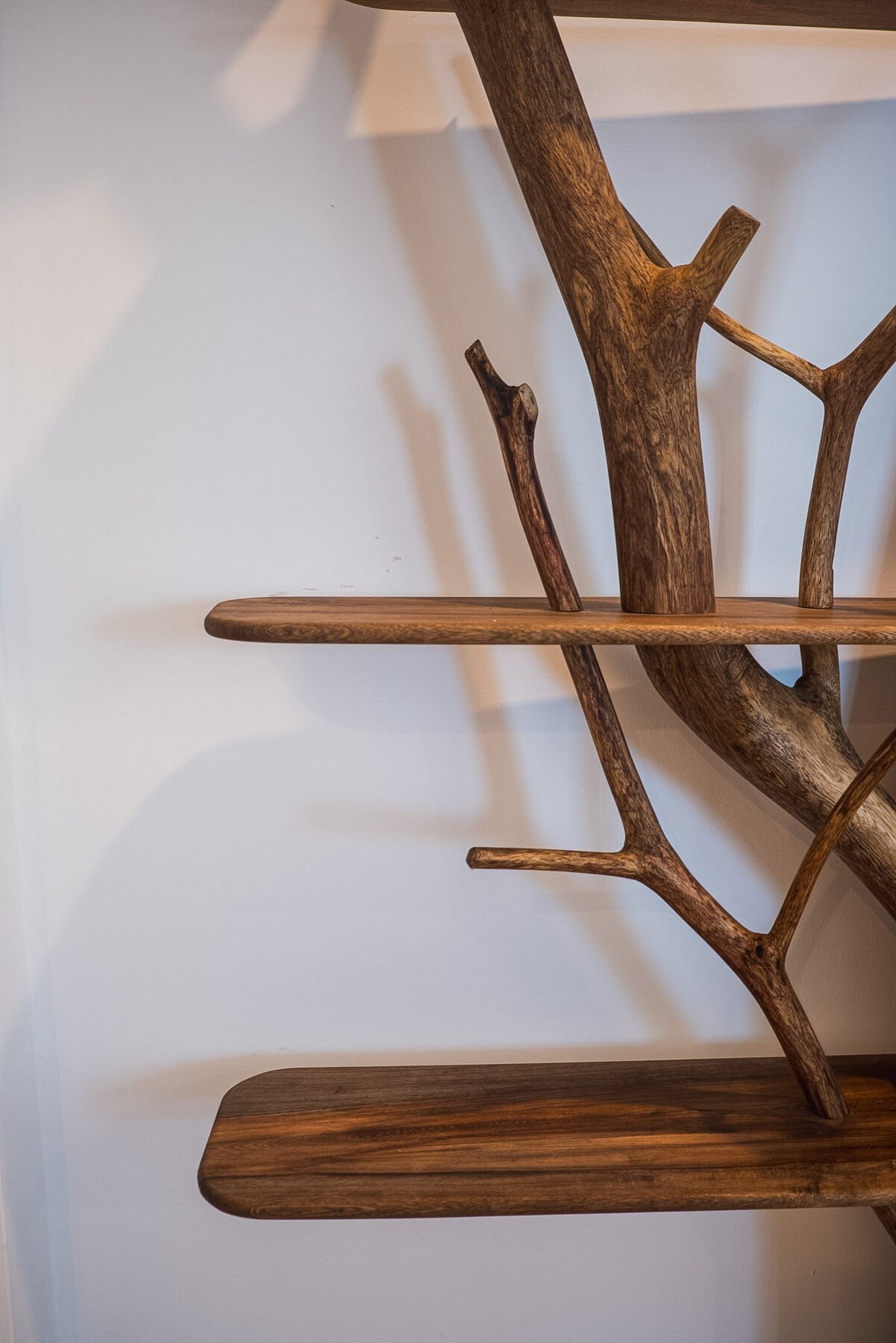 Repisa escultórica de madera tallada a mano, carpintería artesanal Xécora Studio