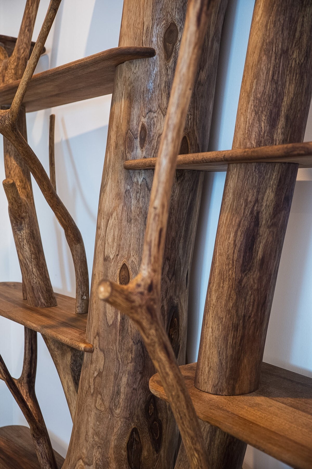 Repisa escultórica de madera tallada a mano, carpintería artesanal Xécora Studio