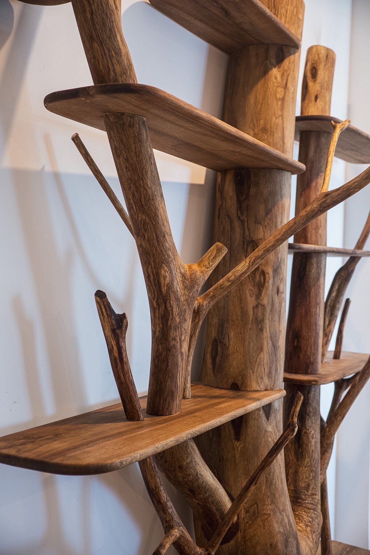 Repisa escultórica de madera tallada a mano, carpintería artesanal Xécora Studio